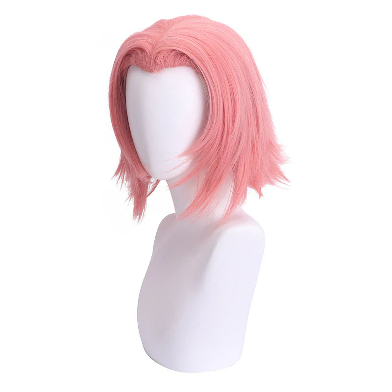 Perruque inspirée des cheveux roses de Sakura. Libérez la kunoichi qui sommeille en vous avec cette perruque rose vif, l’accessoire ultime pour incarner Sakura Haruno, la ninja médicale de Konoha !