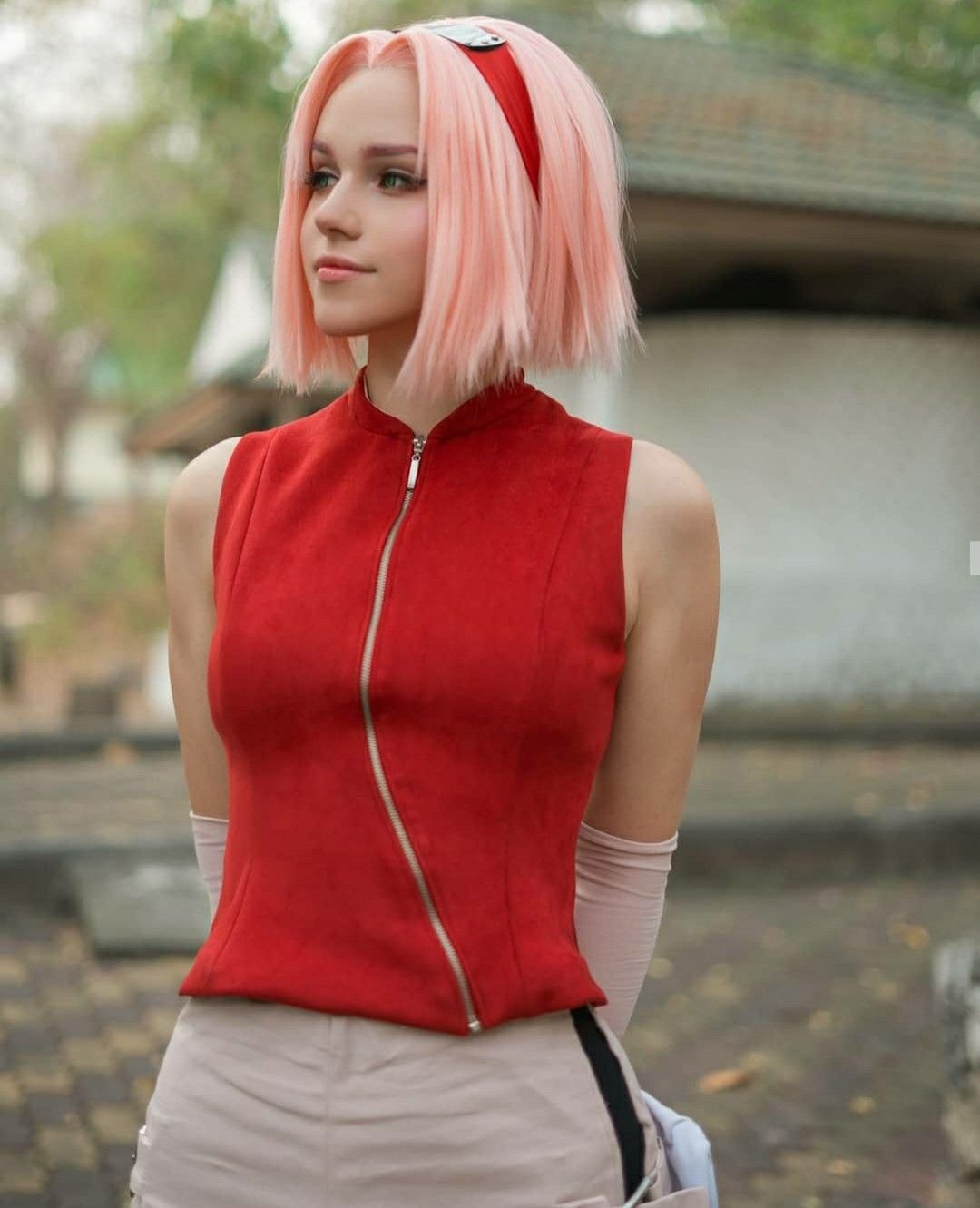 Perruque inspirée des cheveux roses de Sakura. Libérez la kunoichi qui sommeille en vous avec cette perruque rose vif, l’accessoire ultime pour incarner Sakura Haruno, la ninja médicale de Konoha !