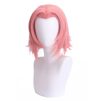 Perruque inspirée des cheveux roses de Sakura. Libérez la kunoichi qui sommeille en vous avec cette perruque rose vif, l’accessoire ultime pour incarner Sakura Haruno, la ninja médicale de Konoha !