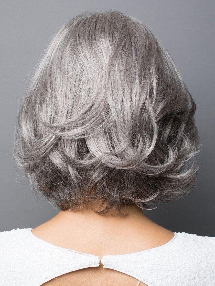 Laissez vous tenter par notre modèle Shana une charmante coiffure à la fois stylé et naturel qui permet de profiter d’un look élégant quelle que soit la saison. Idéale pour celles souffrant d&